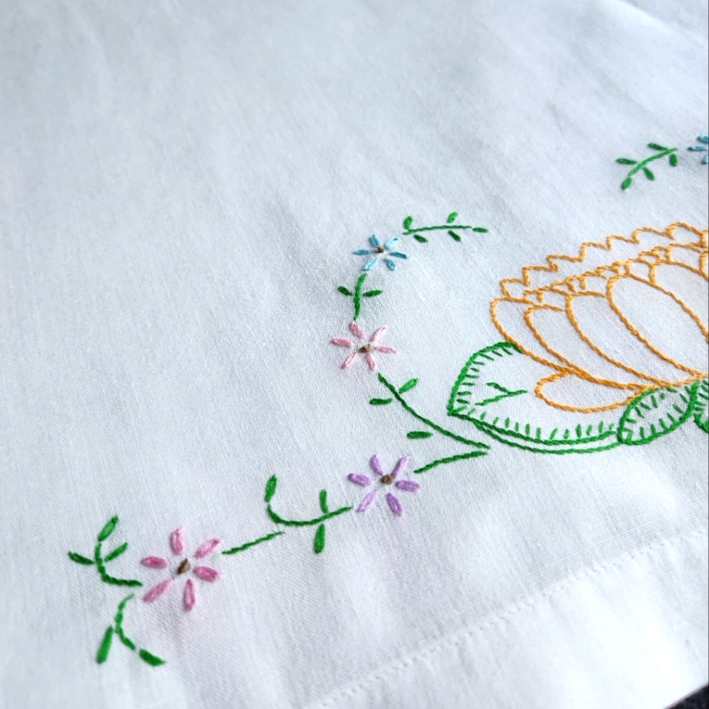 VINTAGE HAND EMBROIDERED WATER LILLY LINEN TABLE RUNNER